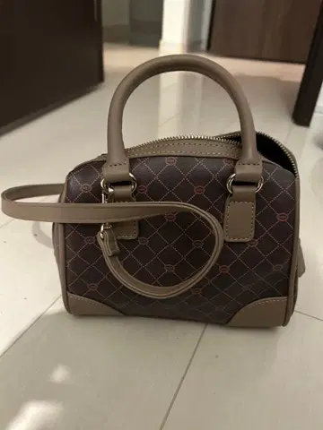 브라운 숄더백 합성 피혁