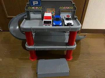 처음 만나는 토미카 주차장 세트