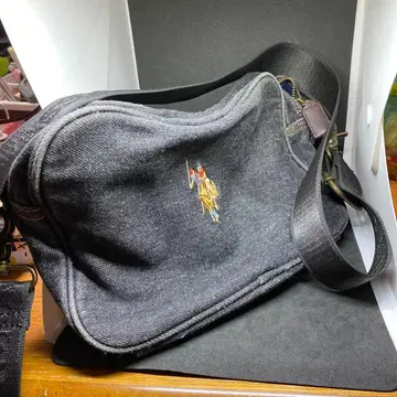 US POLO ASSN. 다크 그레이 숄더백