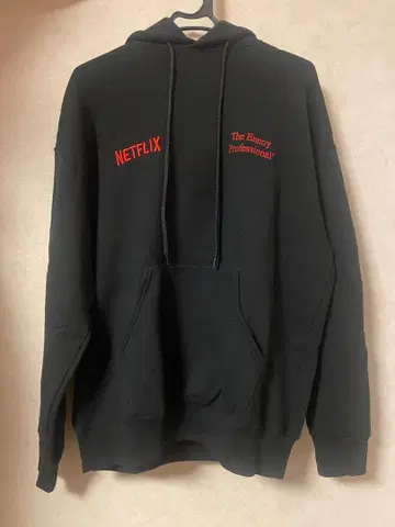Netflix 후드티와 팬츠 셋업