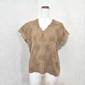 VERY.VERY 레이스 절개 프렌치 슬리브 V넥 상의 고급 체형 커버