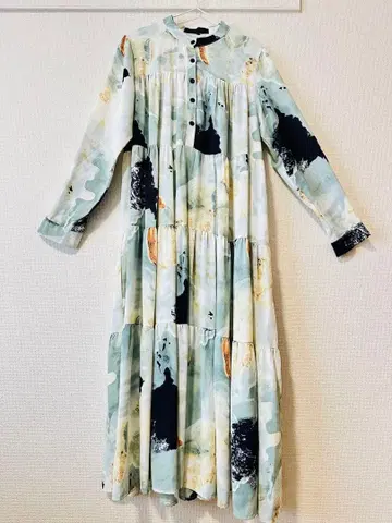 그린과 블랙의 티어드 드레스