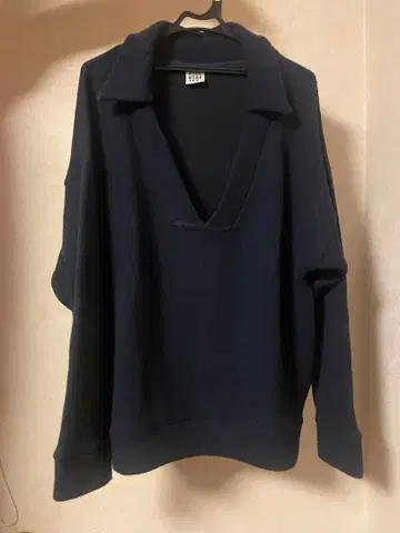 네이비 V넥 스웨터