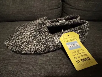 TOMS 블랙 앤 화이트 트위드 슬립온 24cm