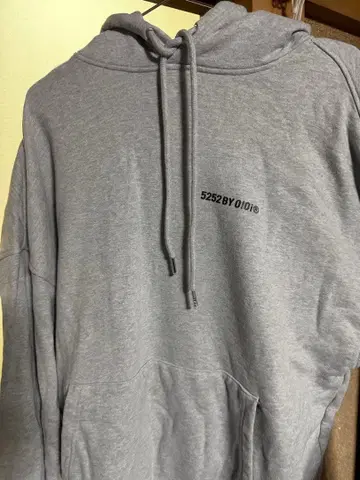5252BYOIOI 그레이 후드티