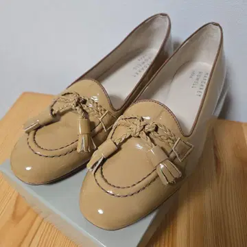 MARGARET HOWELL idea 에나멜 태슬 로퍼