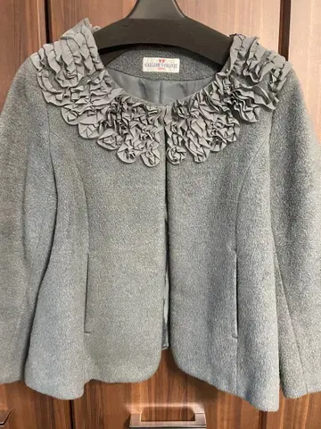 GALLERY VISCONTI 프릴 달린 노카라 자켓 그레이