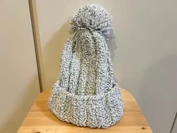 라이트 화이트 그레이 폼폼 포함 니트 모자