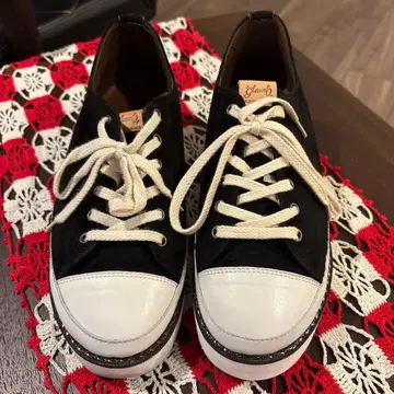 glamb 블랙 화이트 스웨이드 통굽 스니커즈