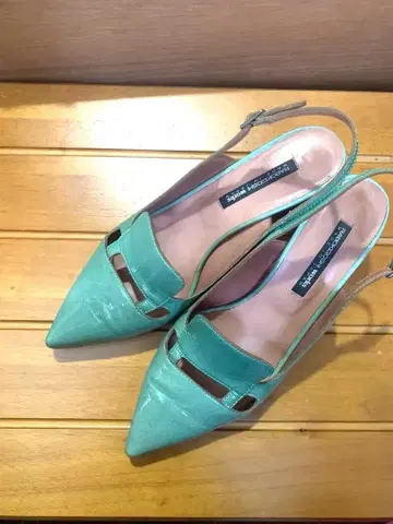 새상품급 민트 그린 스틸레토 펌프스