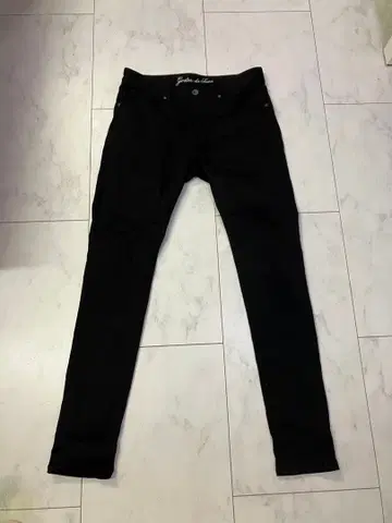 GOSTAR DE FUGA 스키니 팬츠