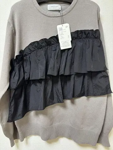 프릴이 달린 그레이 니트 스웨터