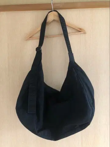 블랙 숄더백 로고