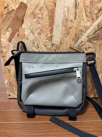 CIE 숄더백