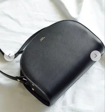 A.P.C. 하프문 백 ( 블랙, 주름 가공 )