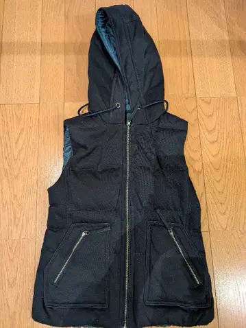 후드 부착 네이비 퀼팅 베스트