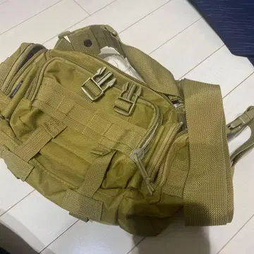 카키 나일론 숄더백