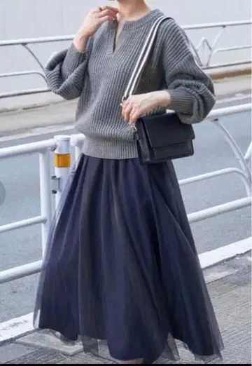bcstock 스웨터와 네이비 플레어 롱 스커트 튤 셋업