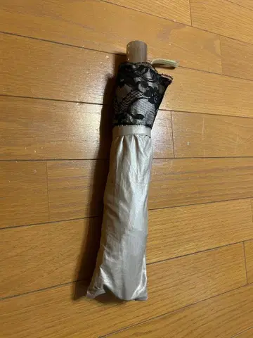 레이스 달린 베이지 접이식 우산