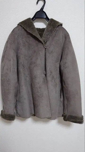 후드 부착 그레이 무스탕 코트