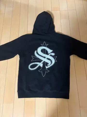 SUPPLIER 블랙 후드티 로고 자수