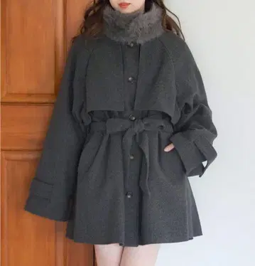 [ tiptop ] 퍼 티펫 부착 미들 기장 트렌치코트