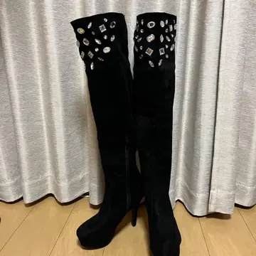 비쥬 장식 블랙 스웨이드 니하이 부츠