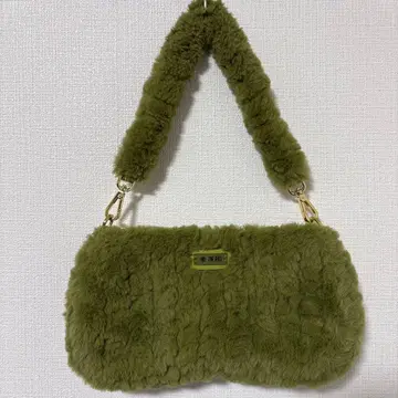 JW PEI 올리브 그린 퍼 핸드백