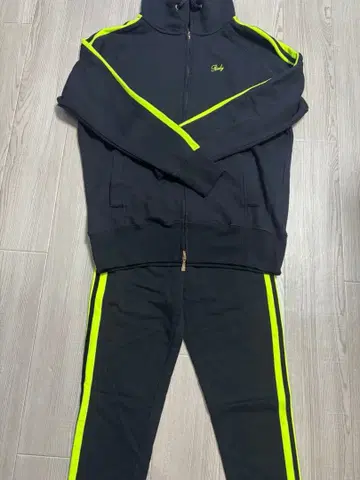 Rady 후드 부착 맨투맨 셋업 블랙/형광 노랑