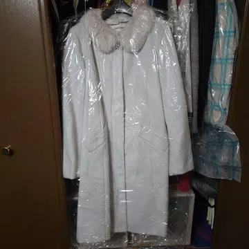 화이트 퍼 옷깃 롱 코트