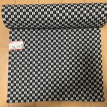 블랙과 화이트의 기하학 패턴 옷감