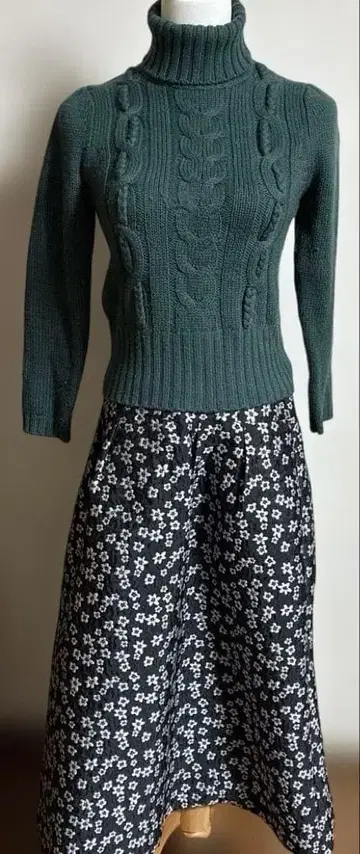 다크 그린 케이블 짜임 터틀넥 스웨터 엠즈그레이시