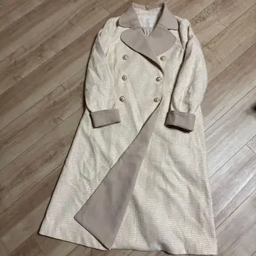 크림색 트위드 더블 브레스트 롱 코트