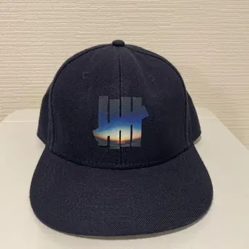 Undefeated x Applebum 콜라보 캡 네이비