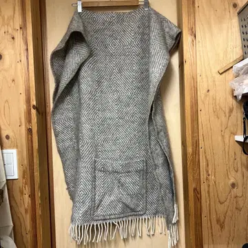 LAPUAN KANKURIT / 라푸안 칸크리 / 포켓 부착 숄