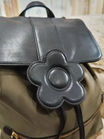 마리콴트 나일론 데이지 플랩 백팩 (컬러; 카키)