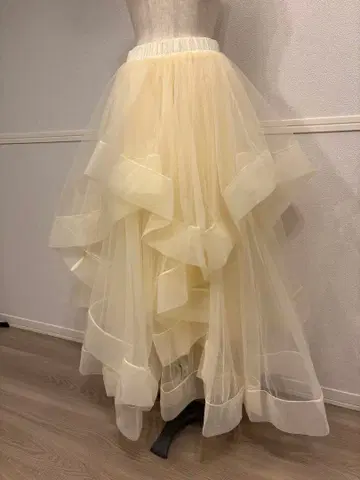 ANDREA&Co. AUBREY 볼륨 프릴 샤샤 스커트 아이보리