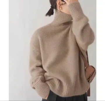 [ 미사용 새상품 ] 다크 베이지 터틀넥 스웨터