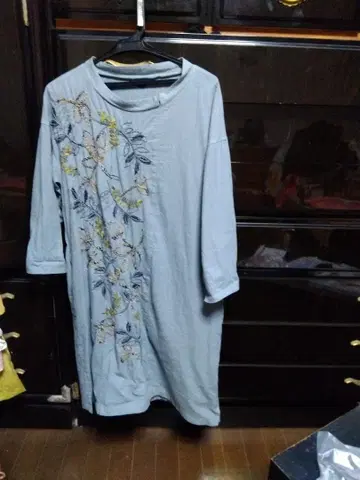 파랑 꽃무늬 자수 오분 소매 튜닉