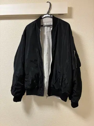 블루종 같은 의류라고 생각합니다.