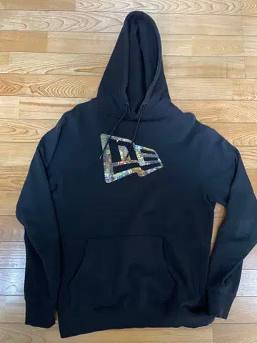 New Era 블랙 후드티 도시 풍경 프린트