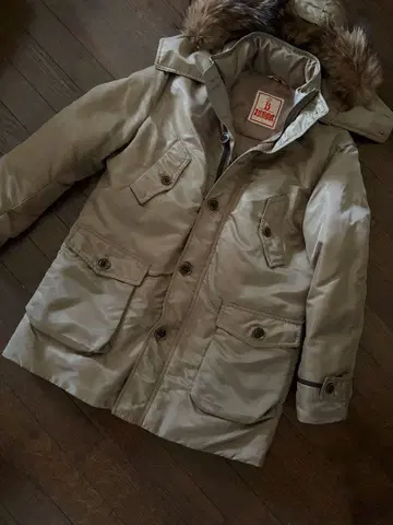 바라쿠타 다운 코트 베이지 골드 영국 브랜드
