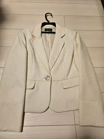 화이트 블랙 버튼 부착 자켓