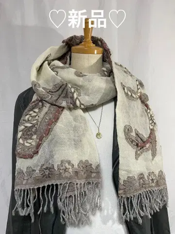 새상품 아이보리와 브라운 자수 머플러