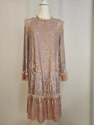 니들 & 스레드 비즈 자수 롱 슬리브 드레스