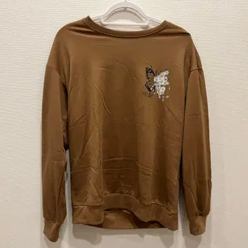 브라운 나비와 꽃 프린트 긴팔 맨투맨