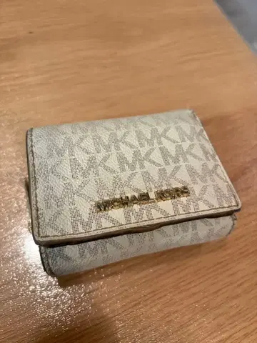 마이클코어스 3단 폴더형 지갑 MK 로고 화이트 브라운 컴팩트