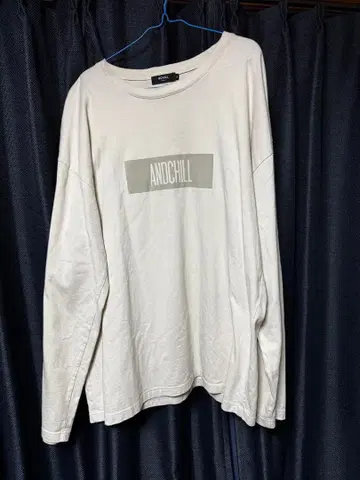 &CHILL 아이보리 M 로고 긴팔 티셔츠