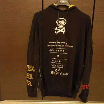 스컬 디자인 후드 부착 후드티