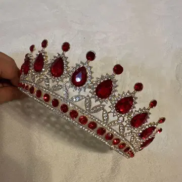 디즈니랜드 빨간색 크리스탈과 골드 컬러 티아라